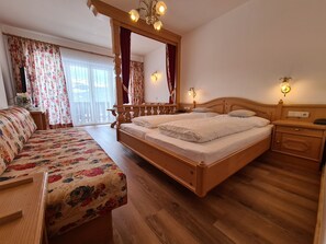 Double Room (Telfer) | Desk, bed sheets