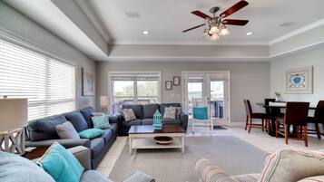 Een smart-tv, een dvd-speler, boeken en een stereo