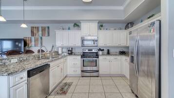 Een koelkast, een magnetron, een oven, een kookplaat