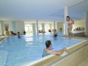 Una piscina cubierta, una piscina climatizada