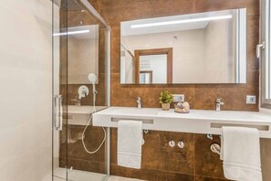 Combined shower/bathtub, hair dryer, towels, soap - LUXURY VILLA. DISCOUNT FOR LONG STAYS. THE BEST VIEWS OF NERJA (Nerja)