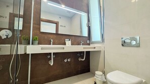 Ensemble baignoire-douche, séchoir à cheveux, serviettes fournies, savon