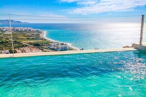 Een buitenzwembad, een verwarmd zwembad