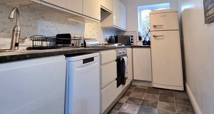 Cottage with Woodfired Hottub in heart of Clwydian Mountain Range- Pets Welcome