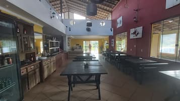 Café da manhã, almoço e jantar; culinária brasileira