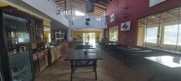 Café da manhã, almoço e jantar; culinária brasileira 