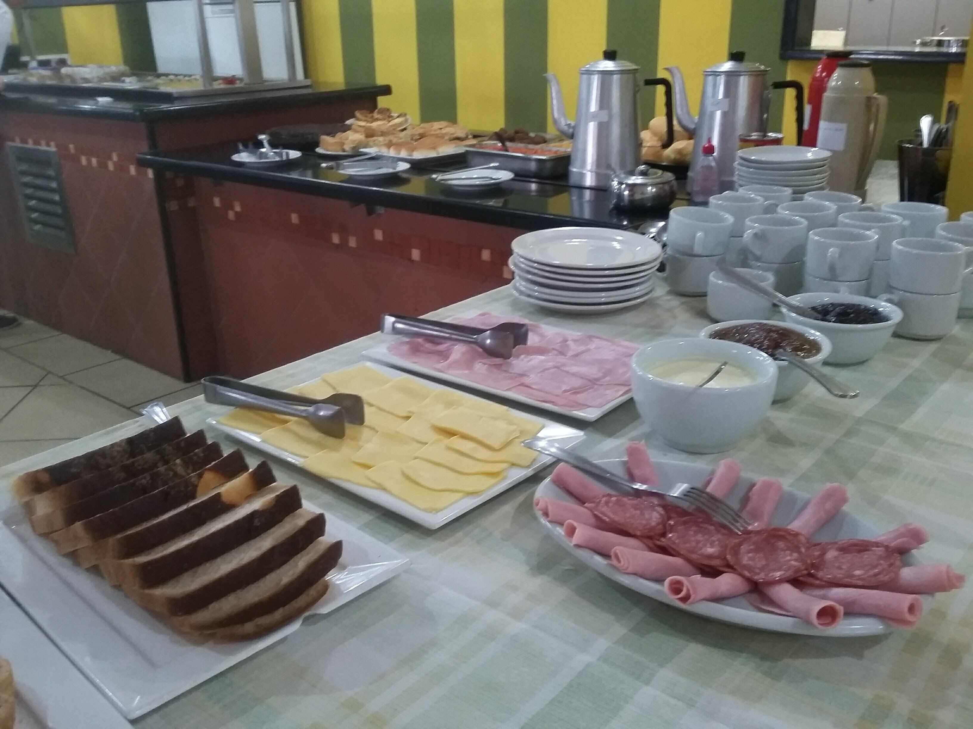 Café da manhã com buffet grátis todos os dias