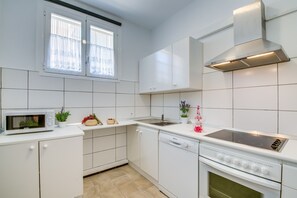 Frigorifero, microonde, forno, lavastoviglie