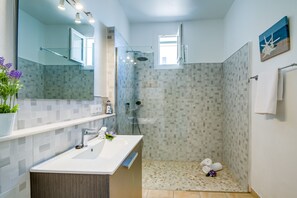 Douche, sèche-cheveux, serviettes fournies