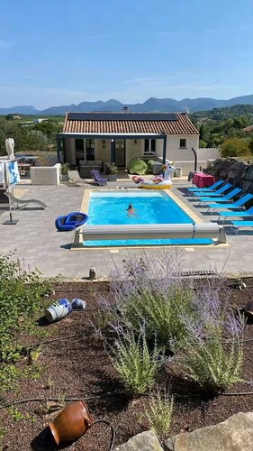 Holiday house with outdoor pool heated in season up to 6 people.