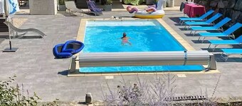 Holiday house with outdoor pool heated in season up to 6 people.