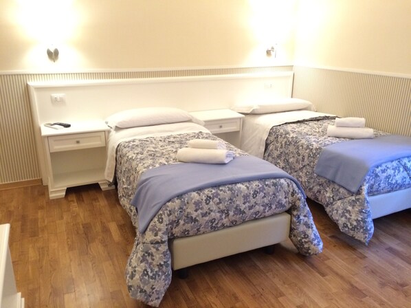 1 bedroom, iron/ironing board, WiFi, bed sheets - Delightful studio apartment right in the center (Firenze)