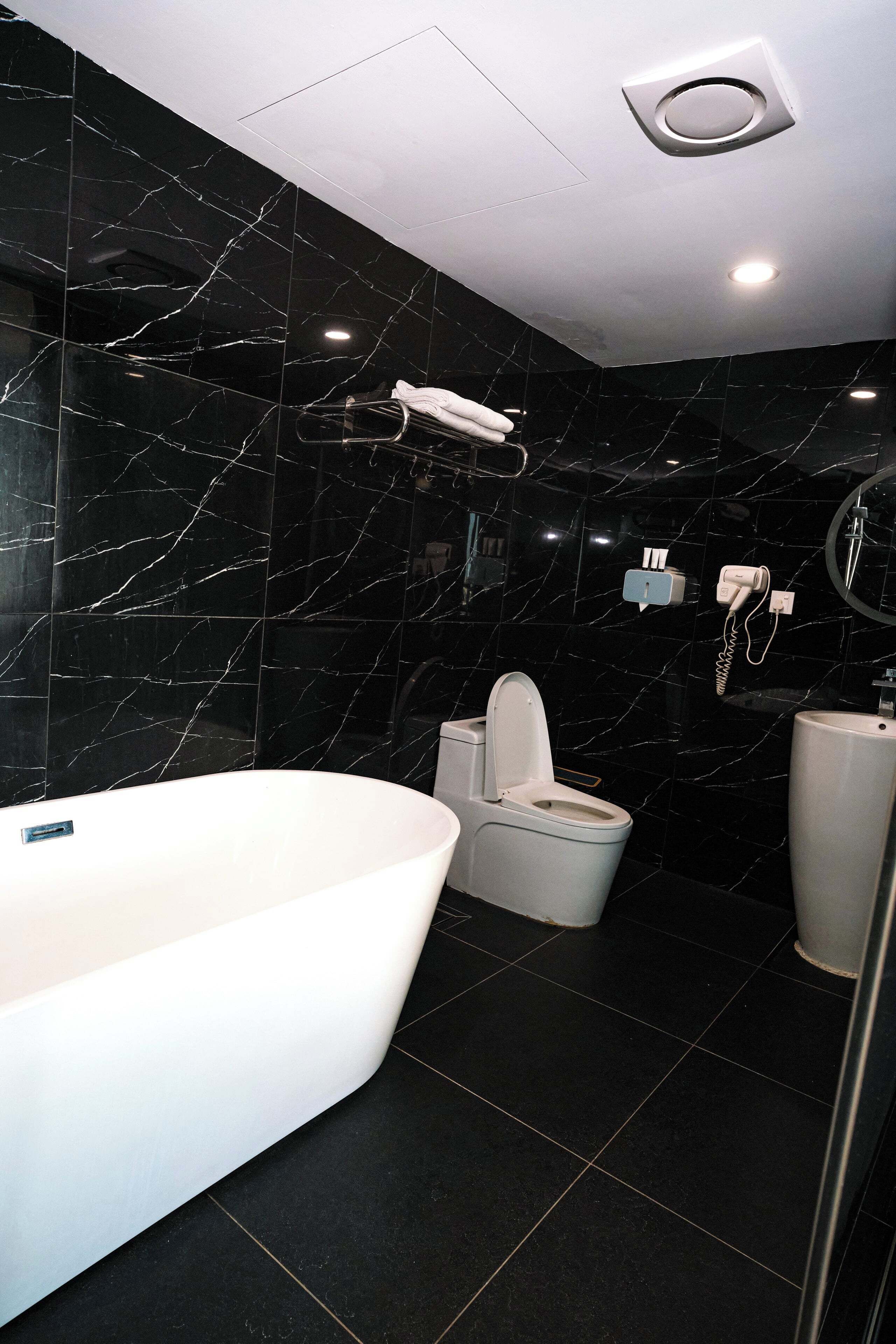 deluxe double room | bathroom | shower, free toiletries, hair dryer, bathrobes