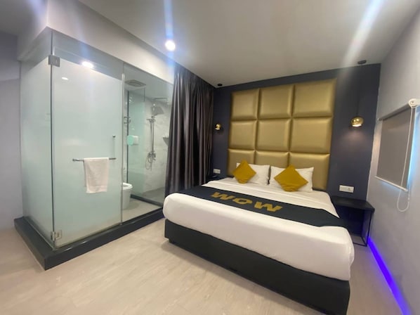 Habitación superior | Ropa de cama de alta calidad y artículos del minibar gratis