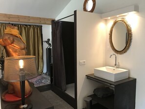 Haartrockner, Handtücher, Shampoo, Toilettenpapier