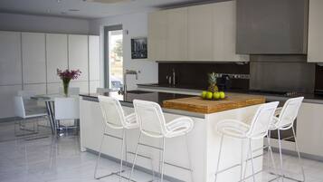 Kühlschrank, Ofen, Herdplatte, Geschirrspüler