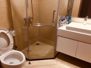 Dusche, Haartrockner, Seife, Shampoo