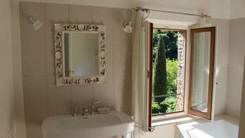 Badewanne, Haartrockner, Bidet, Handtücher