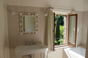 Bathtub, hair dryer, bidet, towels