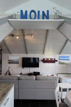 Flachbildfernseher, Bücher, Stereoanlage