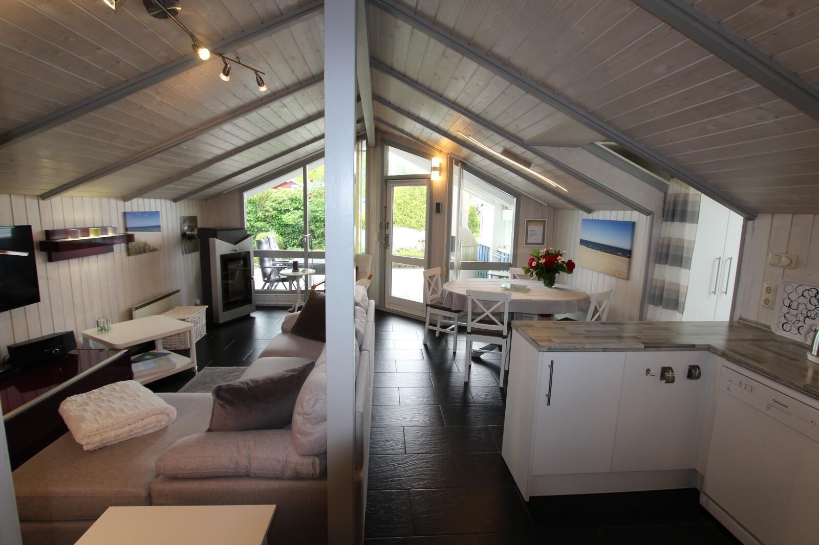 Flachbildfernseher, Bücher, Stereoanlage