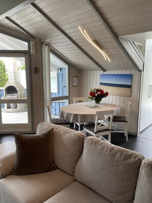 Flachbildfernseher, Bücher, Stereoanlage