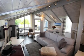 Flachbildfernseher, Bücher, Stereoanlage