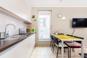 Fridge, microwave, stovetop, dishwasher