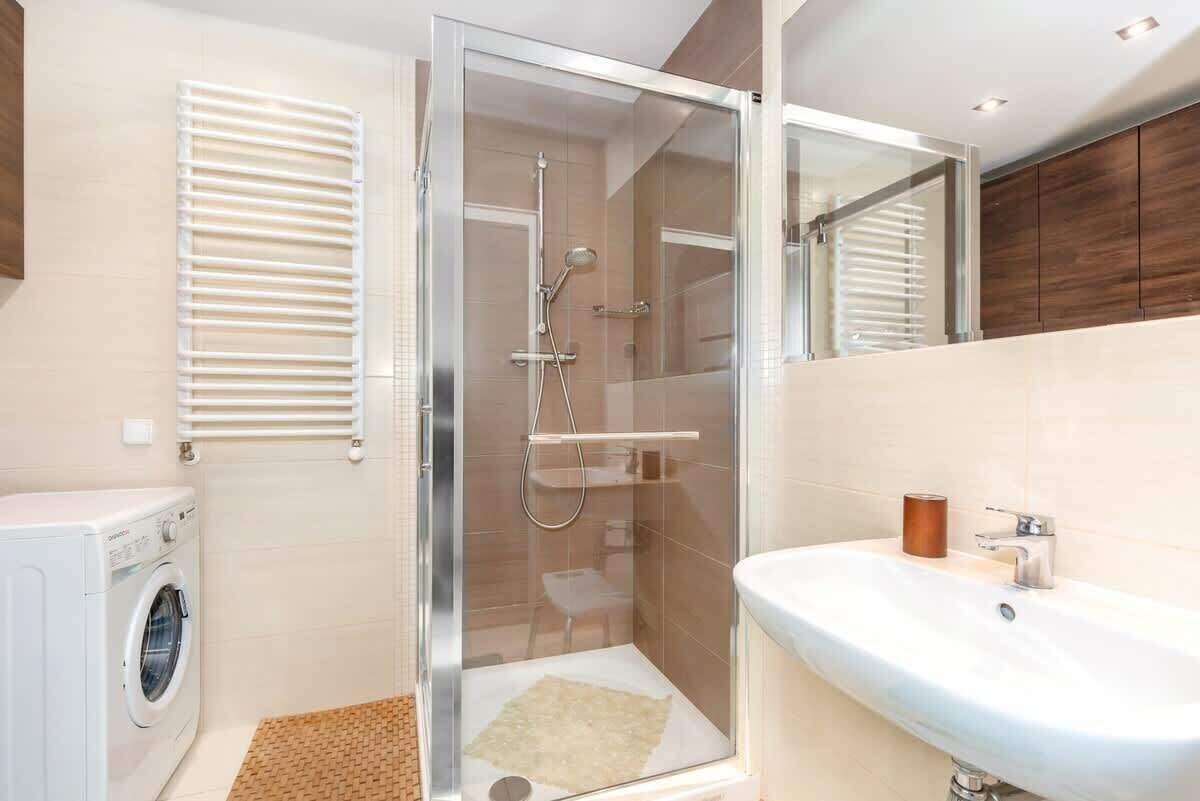 Shower, hair dryer, towels, shampoo