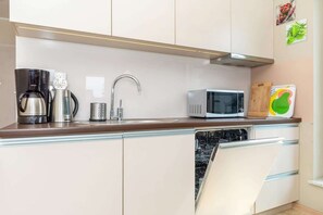 Refrigerador, microondas, parrilla de estufa y lavavajillas 