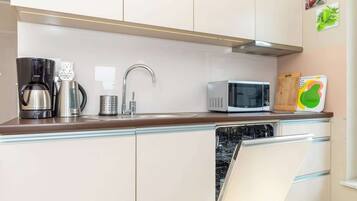 Fridge, microwave, stovetop, dishwasher