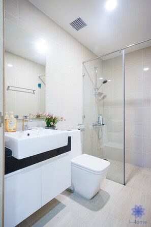 Shower, hair dryer, towels, soap - Yesterday Once More, Airport Luxury Apts W/Free Gym & Pool (Ho Chi Minh)