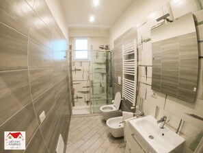 Shower, bidet, towels