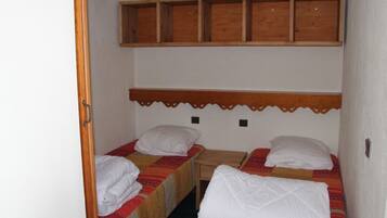 2 chambres, coffres-forts dans les chambres, fer et planche Ă repasser