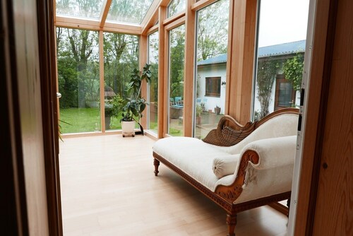 Stilechtes Reetdachhaus "Schöne von Angeln"  in malerischer Umgebung mit schönem Garten und zwei Terrassen, die Sie zu jeder Tageszeit die Sonnenstrahlen einfangen lassen und ideal für Familien und zusammenreisende Paare geeignet, die die Ruhe ...