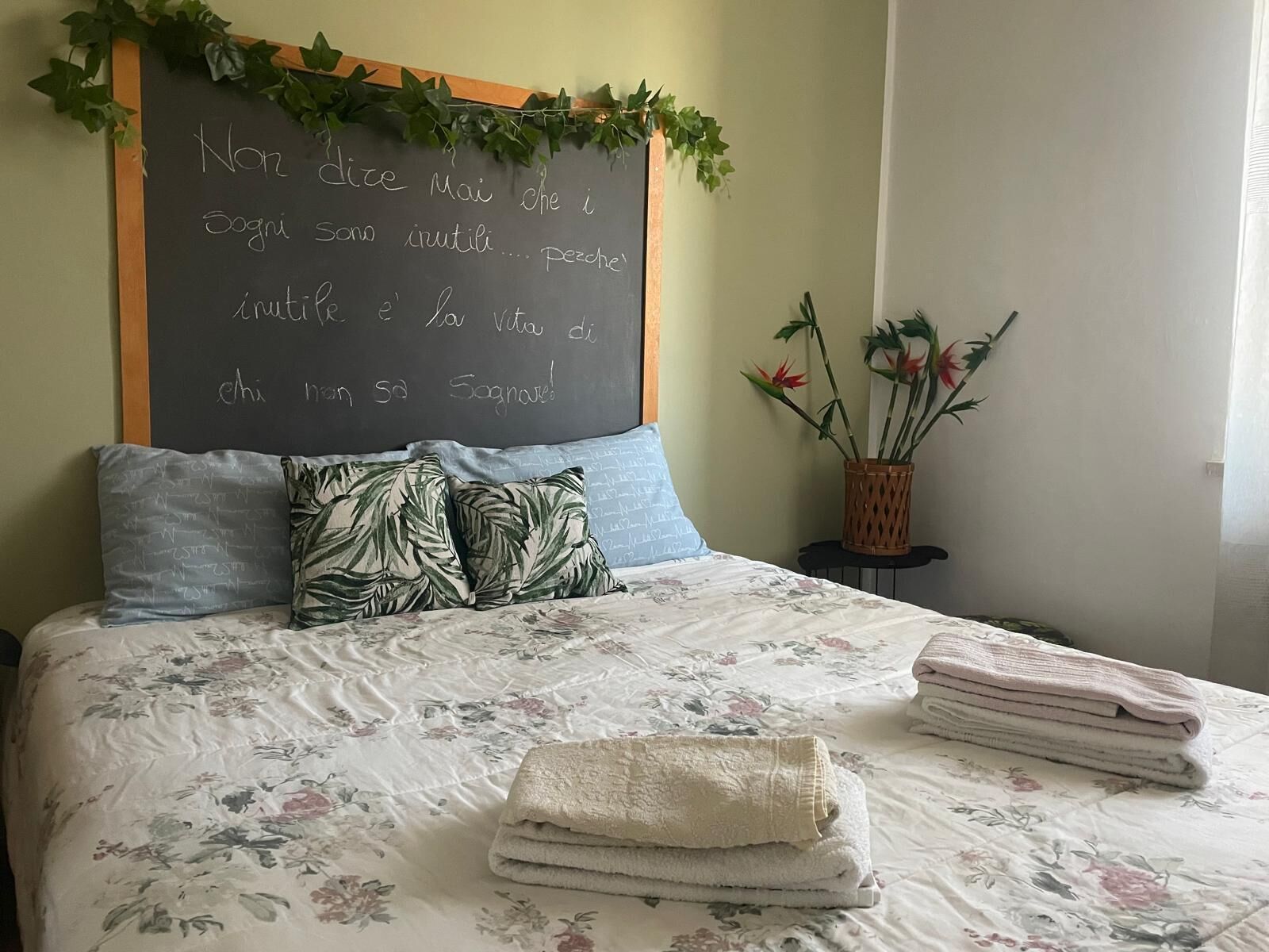 5 bedrooms, desk, iron/ironing board, travel crib