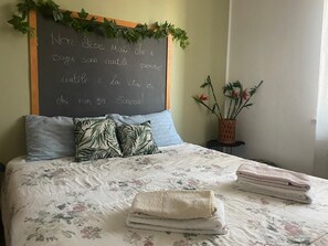 5 soverom, skrivebord, strykejern/-brett og reiseseng for barn