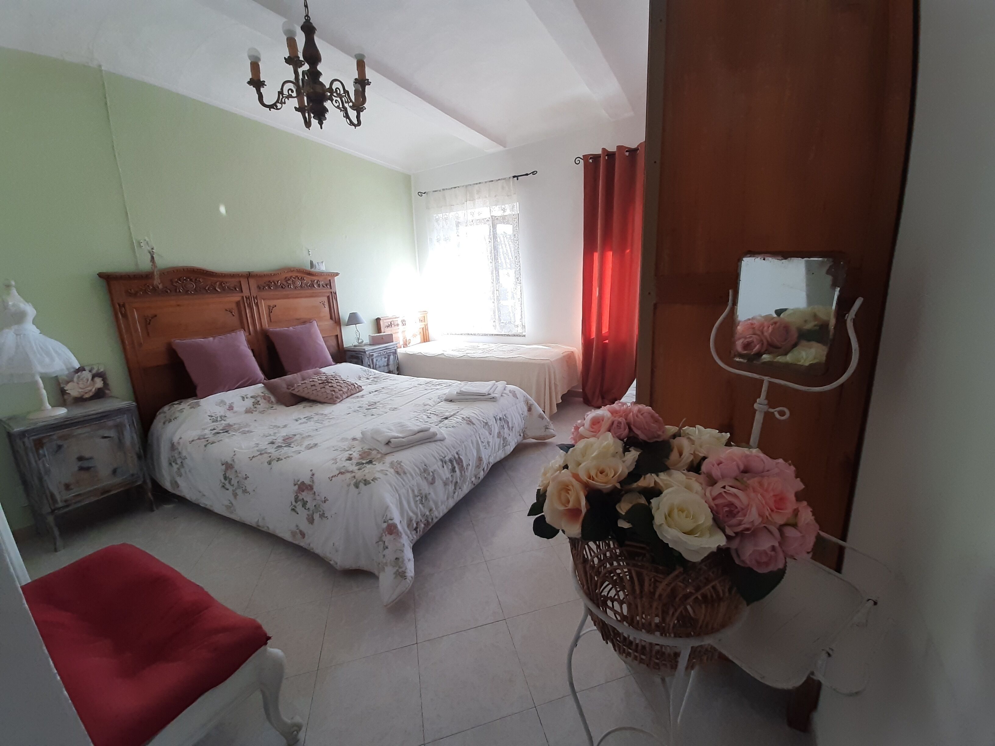 5 slaapkamers, een bureau, een strijkplank/strijkijzer, reisbedje