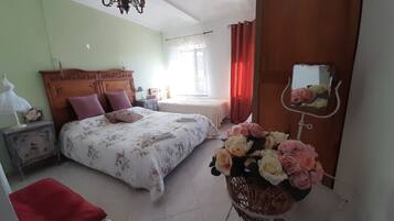 5 quartos, escrivaninha, ferros/tábuas de passar roupa, berço de viagem