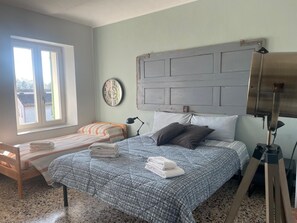 5 bedrooms, desk, iron/ironing board, travel crib