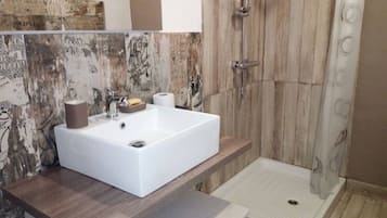 Ducha, secador de pelo, bidet, toallas