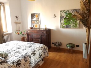 5 chambres, bureau, fer et planche à repasser, lit parapluie