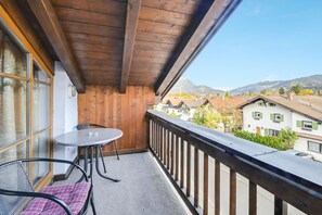 Outdoor dining - Katharinenhof Holiday Apartment "Zugspitze" with Balcony, Mountain View & Wi-Fi (Garmisch-Partenkirchen)
