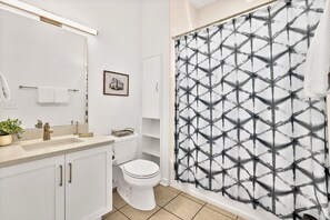 Doccia, asciugacapelli, asciugamani, shampoo