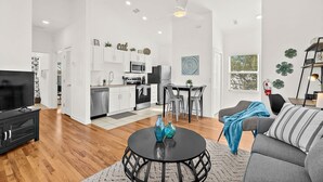 Un appartement moderne comprenant un salon, un coin repas et une cuisine.