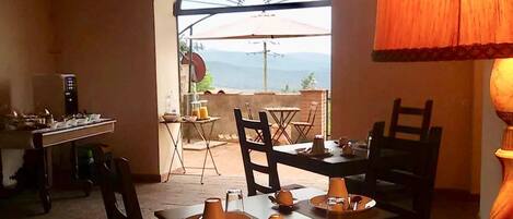 Free daily continental breakfast