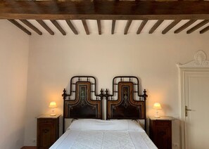 Caja de seguridad en la habitación y decoración personalizada 