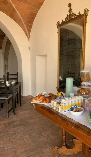 Tägliches inbegriffenes kontinentales Frühstück