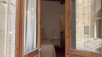 Camera con letto matrimoniale o 2 letti singoli | Una cassaforte in camera, con stile personalizzato