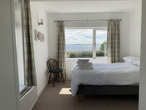 4 多间卧室、熨斗/熨衣板、旅行婴儿床、床单